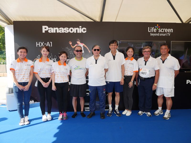 Summer interns of Shun Hing Group introduced the latest model of Panasonic products to the guests. (From the right) Mr Ronnie Wong, Secretary General of the Federation, Mr Brian Stevenson, Vice-President of the Federation, Mr Pang Chung, Honorary Advisor of the Federation and Mr Timothy Fok, President of the Federation.